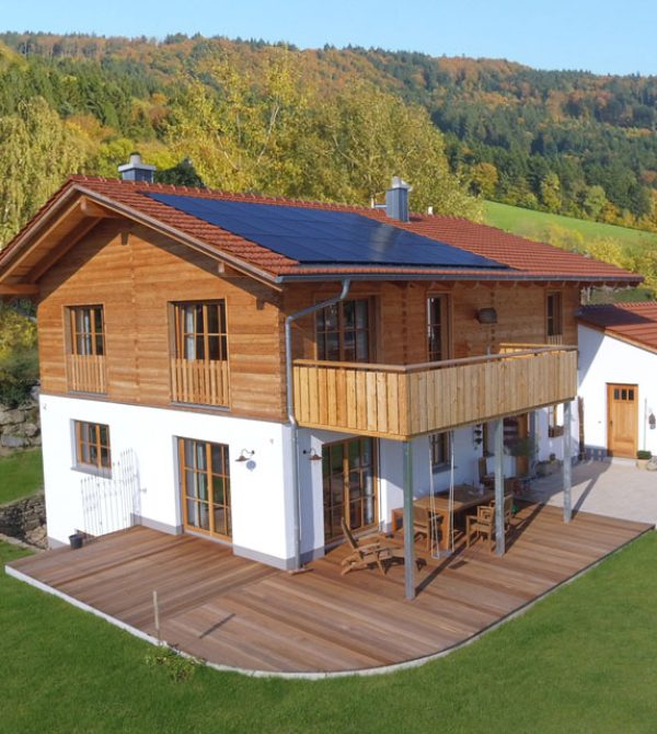 Schlüsselfertiges Markenhaus in kombinierter Bauweise mit massivem Erdgeschoss und Holz-Obergeschoss im Bayerischen Wald