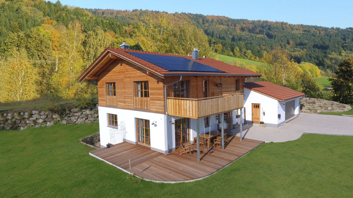 Schlüsselfertiges Markenhaus in kombinierter Bauweise mit massivem Erdgeschoss und Holz-Obergeschoss im Bayerischen Wald
